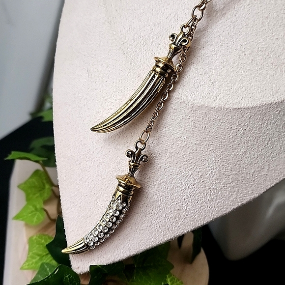 Vintage Gold Double Dagger Pendant Chain Necklace - Picture 6 of 8